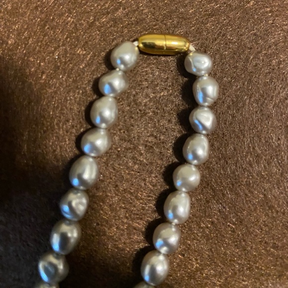 Avon Vintage Classic Grey Baroque necklace (2) and earring set - Picture 4 of 6